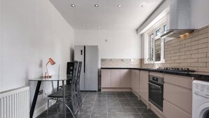 Unclassified image, 4 of 10, button - Room in Guest Room - Limehouse Townhomes- Modern Spacious Serviced En-suite Room With a Garden View (London)