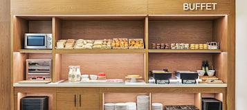 Se ofrece un desayuno bufé todos los días (por un coste adicional)