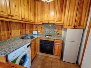 Kjøleskap, mikrobølgeovn, ovn og brødrister