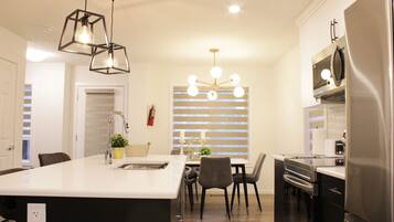 Køleskab, mikrobølgeovn, ovn, kogeplade