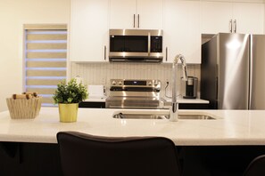 冰箱、微波炉、烤箱、炉灶