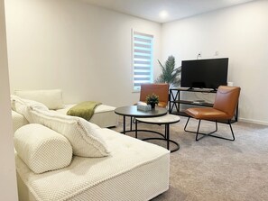 Smart TV - Brand New| 3 Bedroom, 1 king 2 Queen| Near Airport (Calgary)