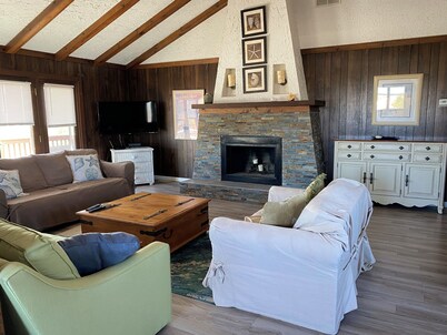 Almost beachfront 3-bedroom house in Loveladies with WiFi, AC