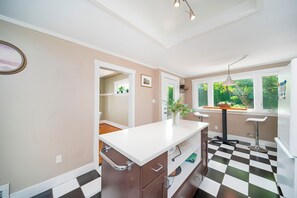 Fridge, microwave, oven, stovetop - Amazing Westside Vancouver Villa - Free Parking (Vancouver)