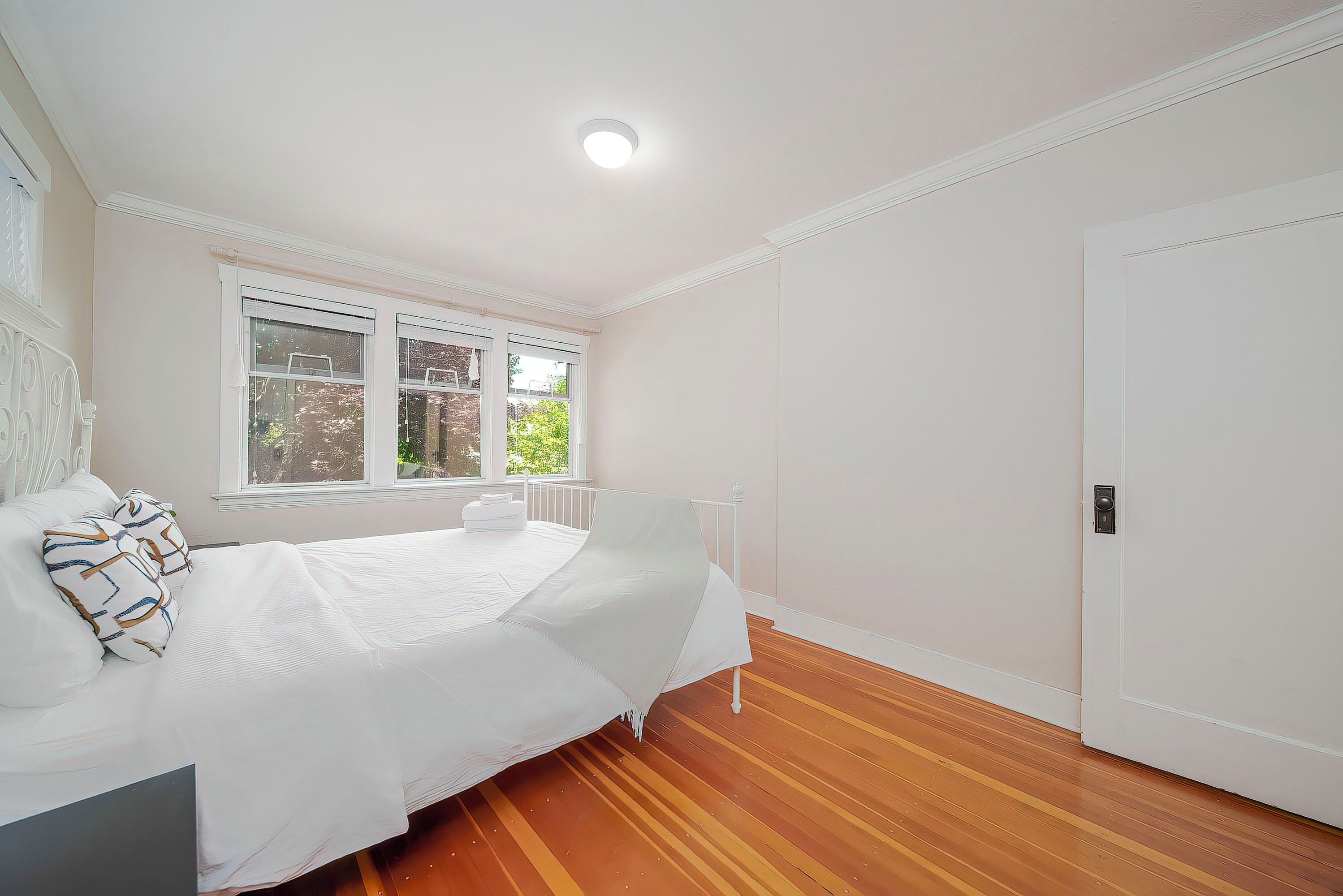 Une chambre à coucher avec un lit, une fenêtre et une porte.