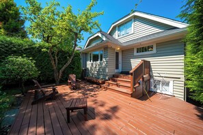 A house with a deck, a covered porch, and a small outdoor seating area. - Amazing Westside Vancouver Villa - Free Parking (Vancouver)