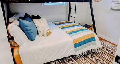 Lazy Days Bungalow, Heart of Murrells Inlet, Steps to the Marshwalk, Pets Okay