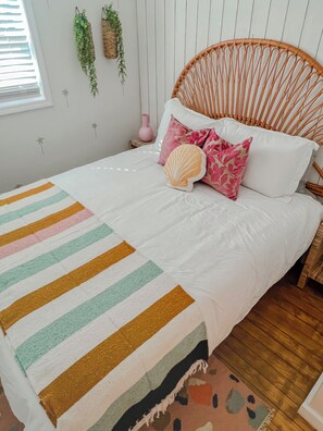 2 bedrooms, iron/ironing board, travel crib, WiFi - Lazy Days Bungalow, Heart of Murrells Inlet, Steps to the Marshwalk, Pets Okay (Murrells Inlet)