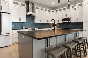 Frigorífico, microondas, horno y placa de cocina