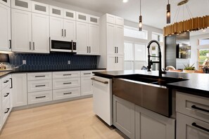 Køleskab, mikrobølgeovn, ovn, kogeplade