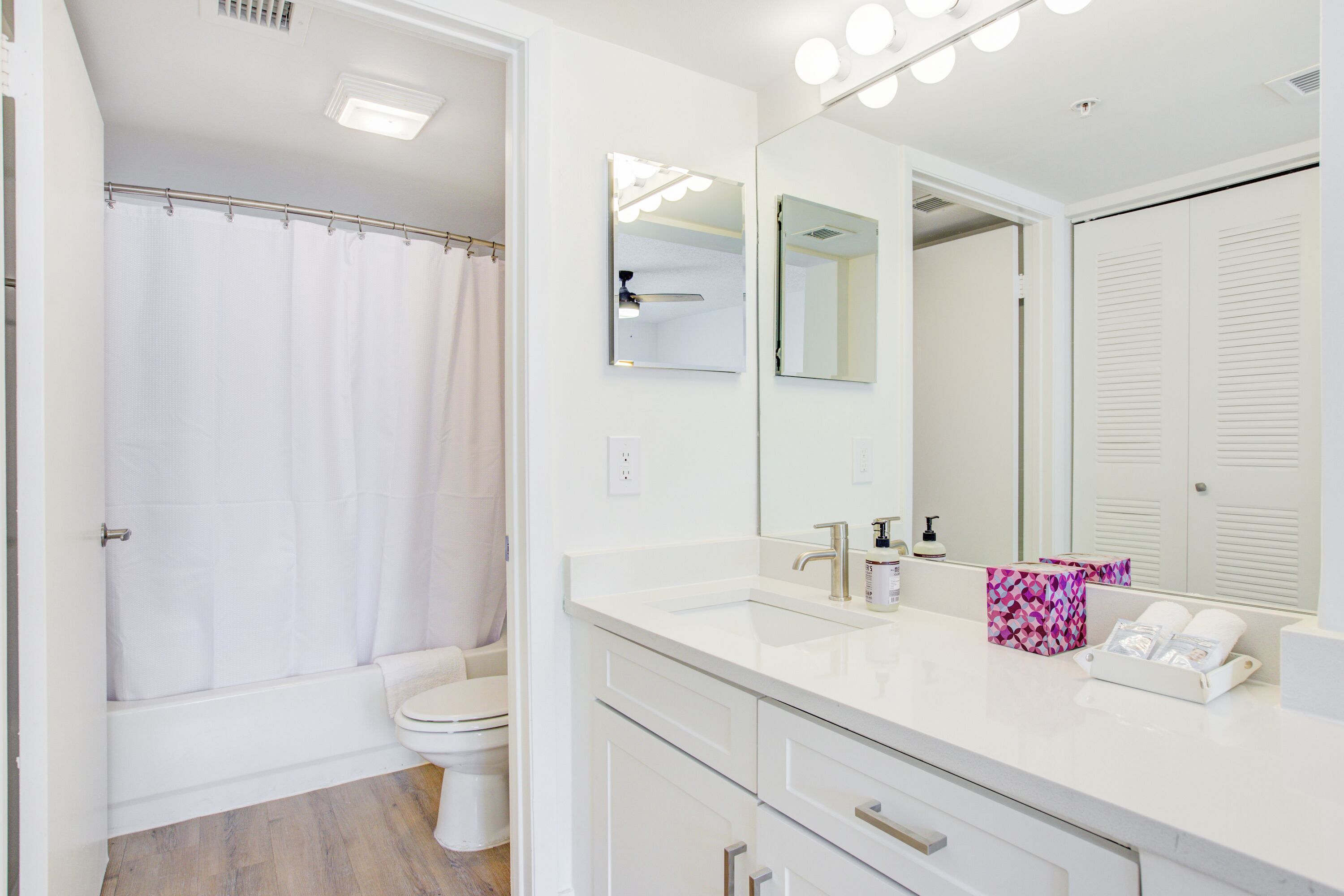 Appartement Deluxe, 3 chambres (Self Check-in with Virtual Front Desk) | Salle de bain | Ensemble douche/baignoire, articles de toilette gratuits, sèche-cheveux