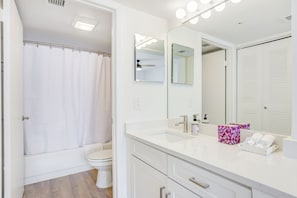 Deluxe Apartment, 3 Bedrooms (Self Check-in with Virtual Front Desk) | Bathroom