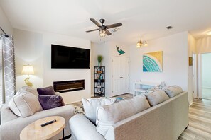 Een televisie en een open haard