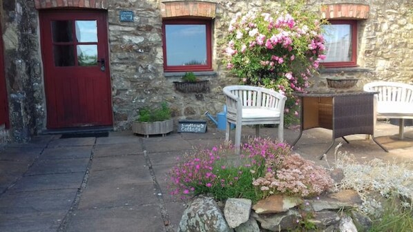 Terrace/patio - Swallows Cottage comfy & cosy traditional cottage (SOLVA, HAVERFORDWEST)