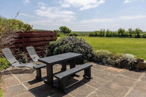 Outdoor dining - Swallows Cottage comfy & cosy traditional cottage (SOLVA, HAVERFORDWEST)