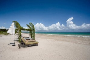 På stranden