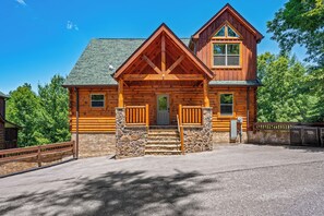 Exterior - Luxry Mountain Escape. Close 2 PForge, HotTub, Pool, Free PuttPutt,Theater, BBQ (Sevierville)