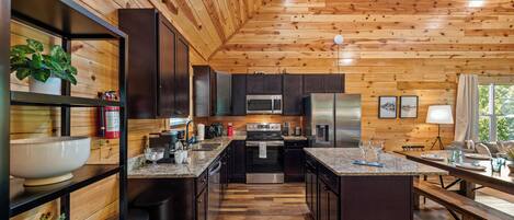 Jääkaappi, mikroaaltouuni, uuni, liesi