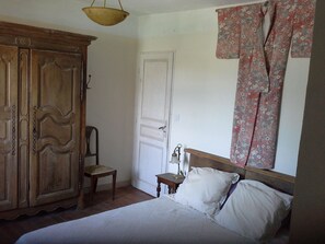 3 slaapkamers, een strijkplank/strijkijzer, wifi, beddengoed