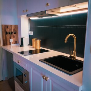 Fridge, microwave, stovetop, coffee/tea maker - Modern Apartment with Sunny Terrace and Sea View (La Possession)