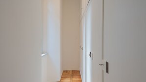 A narrow hallway with wooden flooring and white walls. - Como Liberty Suites - Garbo (Como)