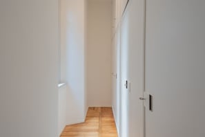 A narrow hallway with wooden flooring and white walls. - Como Liberty Suites - Garbo (Como)
