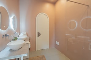A modern bathroom with a large sink, a mirror, and a shower area. - Como Liberty Suites - Garbo (Como)