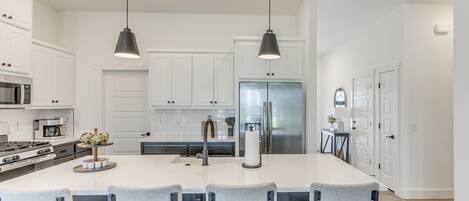 Kjøleskap, mikrobølgeovn, ovn og kokeplater