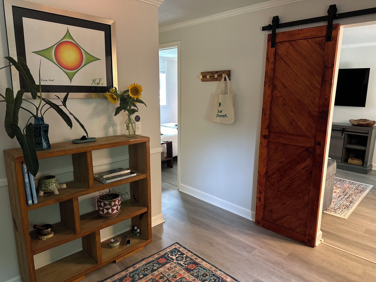 Photo 6 of WOODLAND APARTMENT - An open concept 1-bedroom in charming Travelers Rest