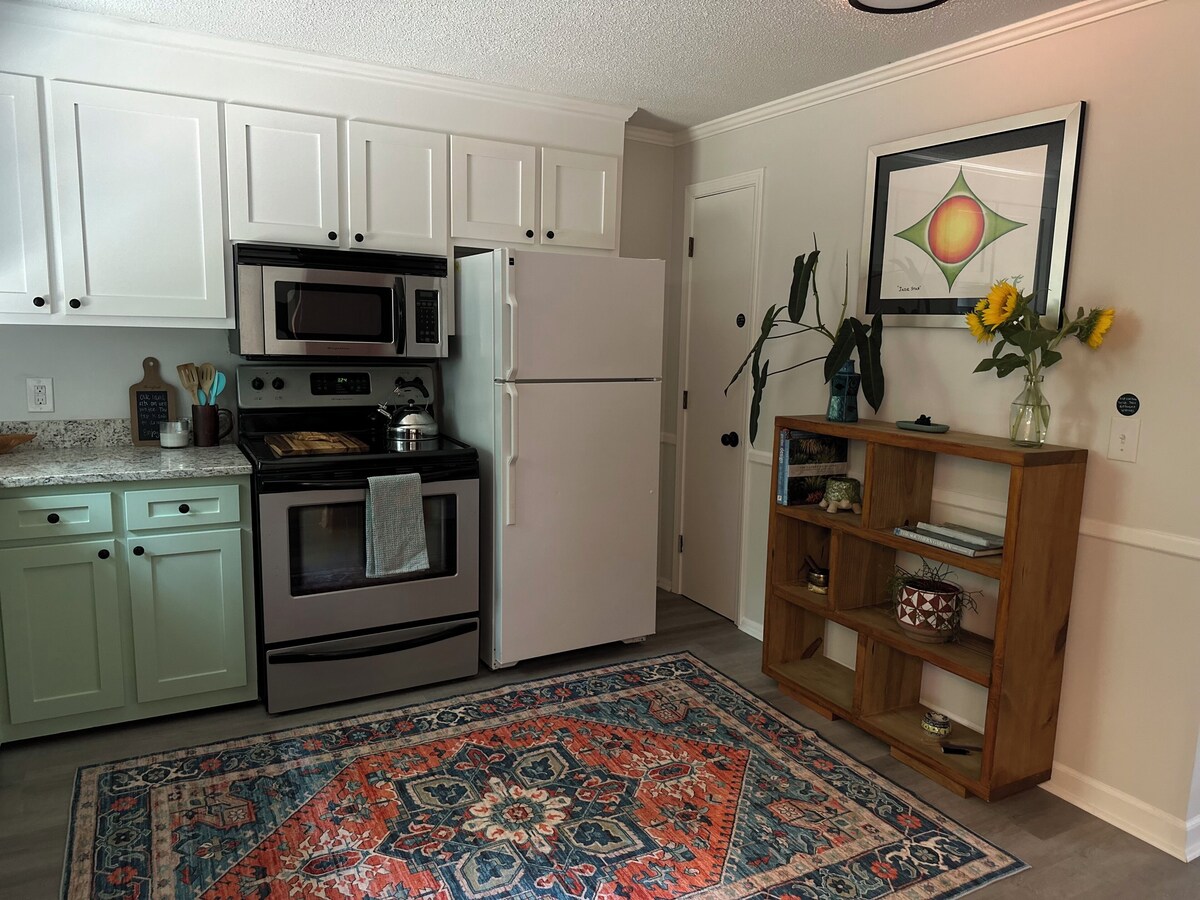 Photo 2 of WOODLAND APARTMENT - An open concept 1-bedroom in charming Travelers Rest