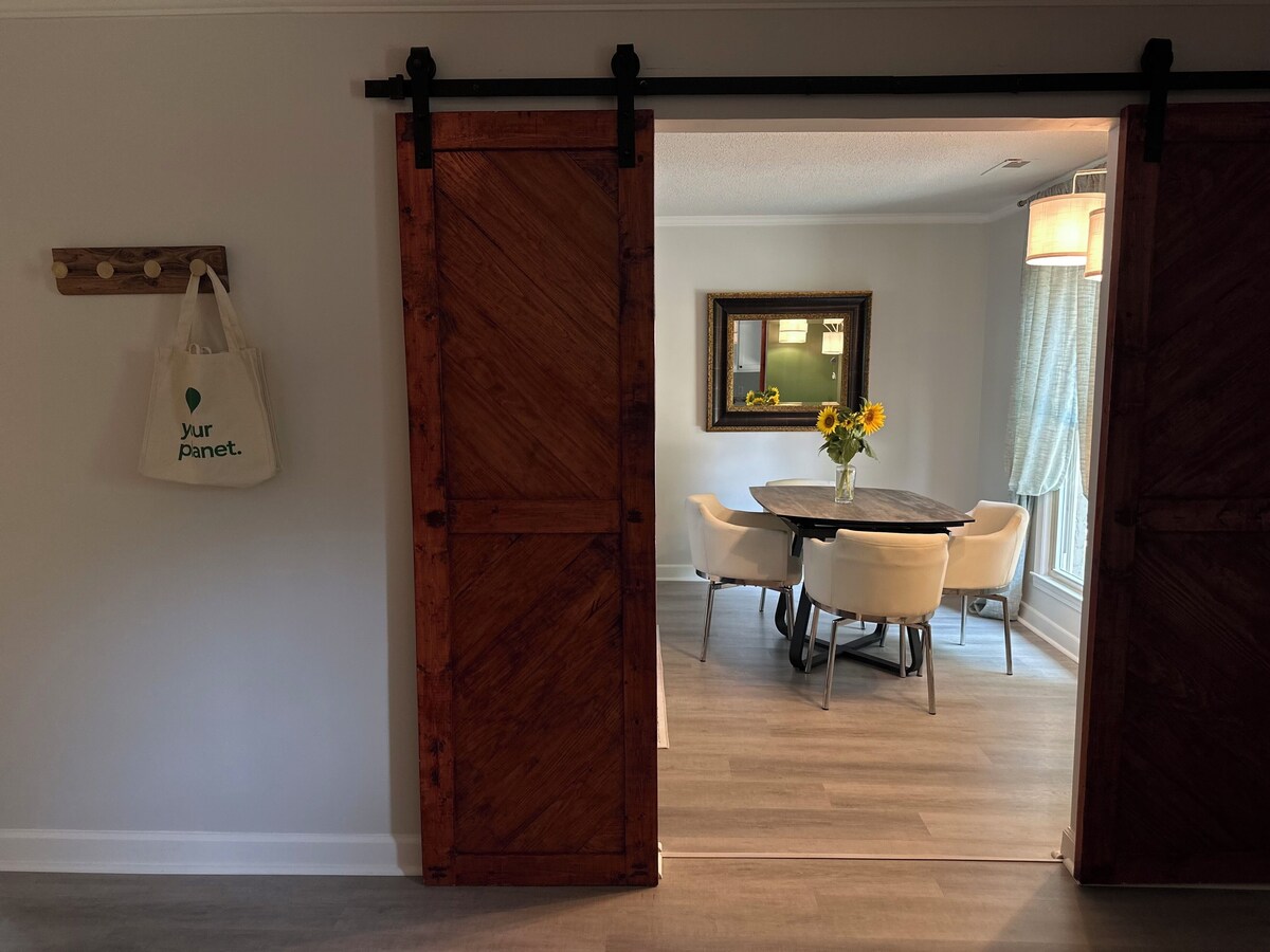 Photo 7 of WOODLAND APARTMENT - An open concept 1-bedroom in charming Travelers Rest