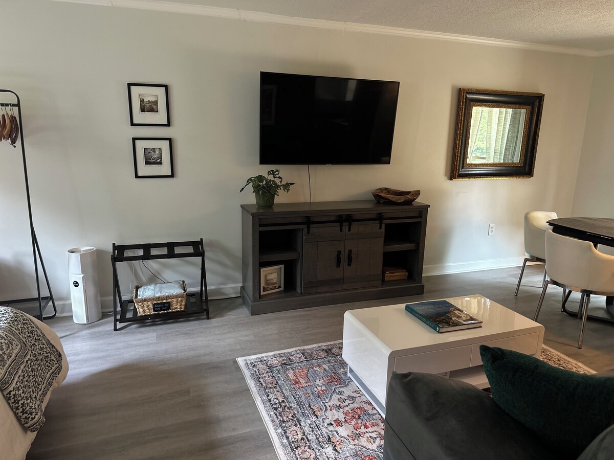 Photo 15 of WOODLAND APARTMENT - An open concept 1-bedroom in charming Travelers Rest
