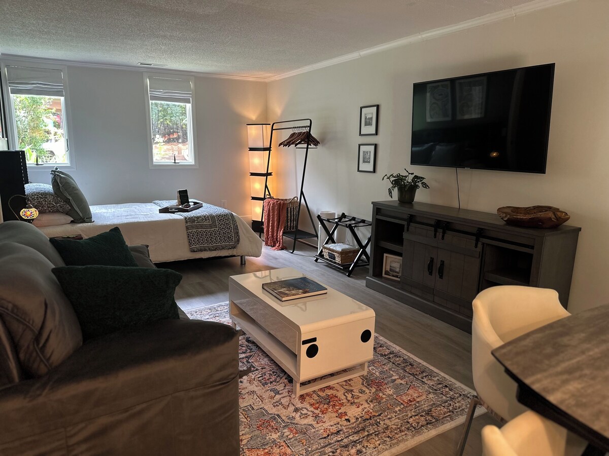 Photo 10 of WOODLAND APARTMENT - An open concept 1-bedroom in charming Travelers Rest