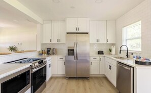 Geladeira, micro-ondas, fogão, cooktop