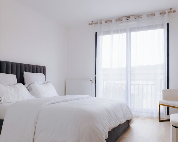 2 bedrooms, desk, iron/ironing board, WiFi