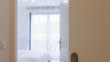 2 slaapkamers, een bureau, een strijkplank/strijkijzer, wifi