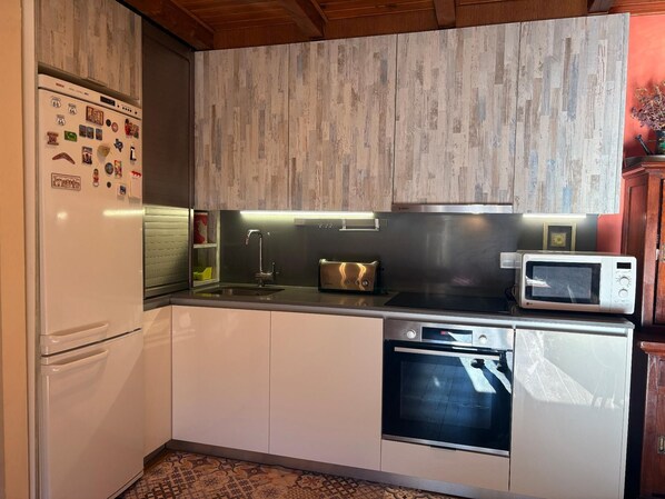 Fridge, microwave, oven, dishwasher - Flat with private garden and cosy Puig Falcó 2 Vall de Boí (Caldes de Boi)