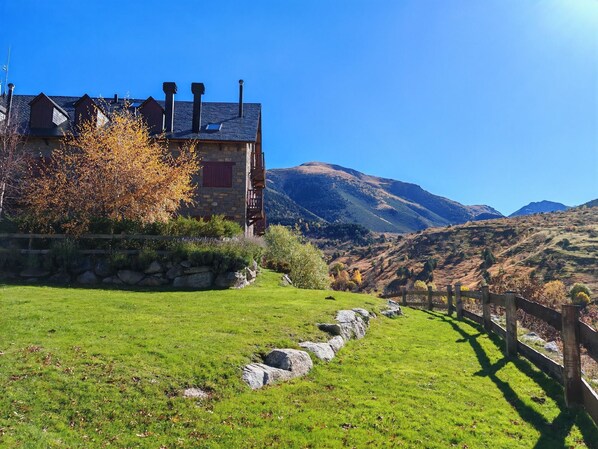 Property grounds - Flat with private garden and cosy Puig Falcó 2 Vall de Boí (Caldes de Boi)