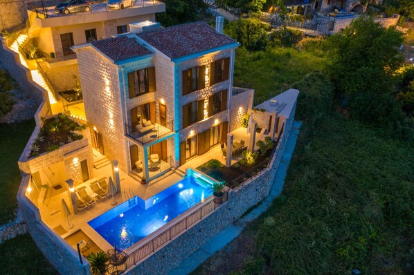 Villa | 4 bedrooms - Sea View Villa w Pool and Garden in Budva (Lapcici)