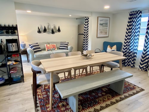 Beautifully remodeled 2 Bedroom Cottage,fenced yard, short walk to the beach. 