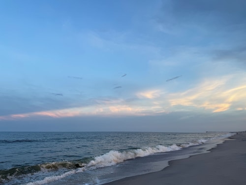 Beautifully remodeled 2 Bedroom Cottage,fenced yard, short walk to the beach. 