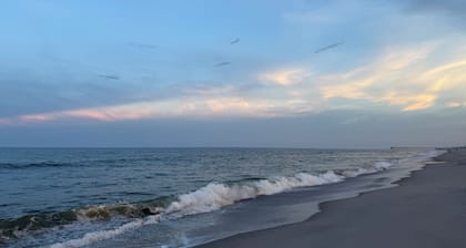Beautifully remodeled 2 Bedroom Cottage,fenced yard, short walk to the beach.