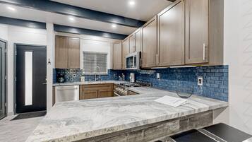 Refrigerador, microondas, horno y parrilla de estufa