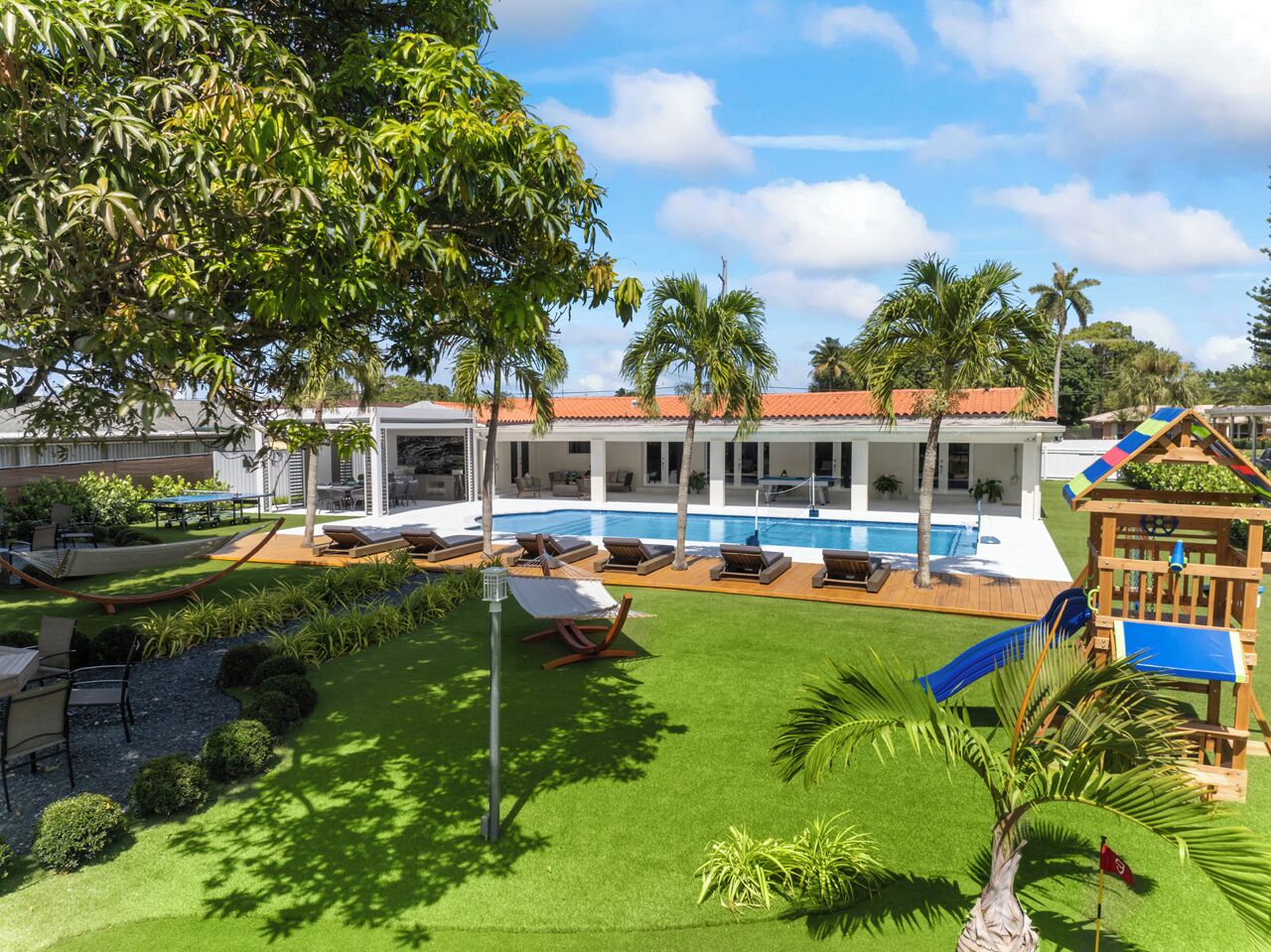 Marvelous 8-bedroom house in Miami Gardens with AC, WiFi