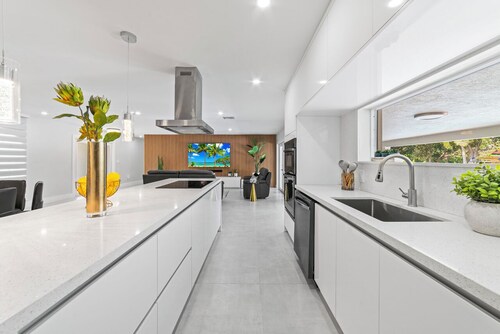 Luxurious Stay w/ Courts, BBQ, Fire Pit & H. Pool