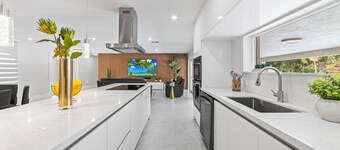 Luxurious Stay w/ Courts, BBQ, Fire Pit & H. Pool