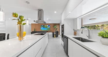 Luxurious Stay w/ Courts, BBQ, Fire Pit & H. Pool