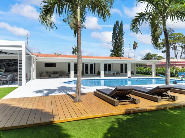 من حمّامات السباحة المغطاة، حمّام سباحة مُدفَّأ