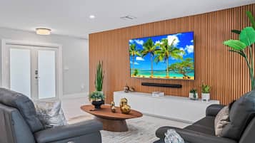 Smart-TV, Kamin, Videospiele, Tischfußball