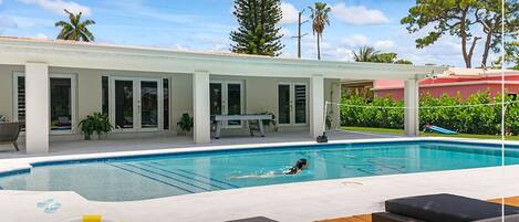 Een binnenzwembad en een verwarmd zwembad